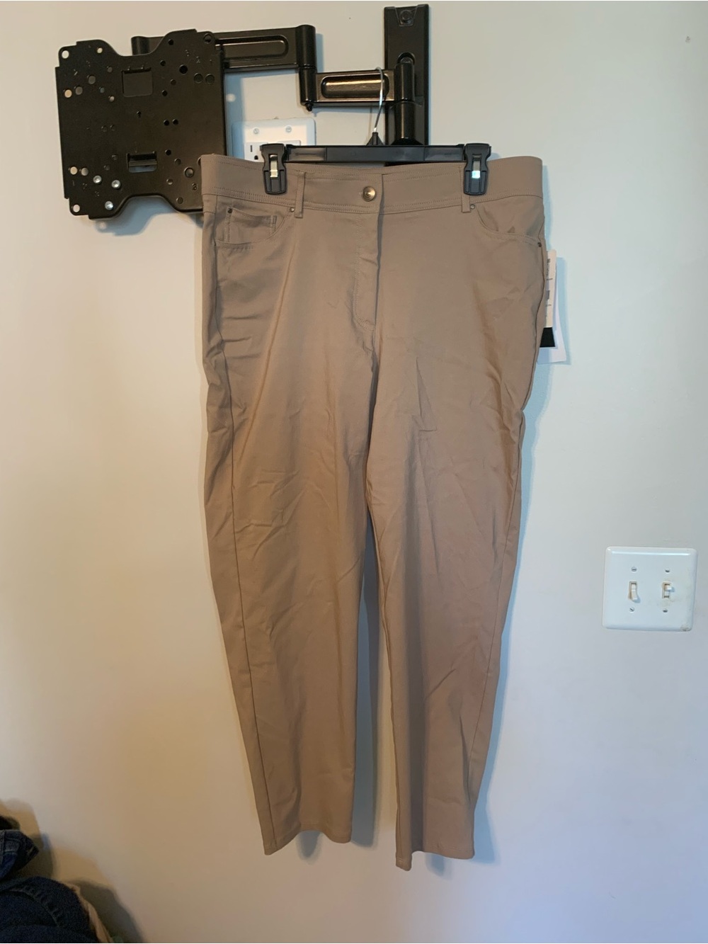 New 89th & Madison Women's Taupe Capri Pants. Size 16P